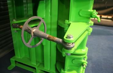 V65 baler heavy duty door and clamp hinges