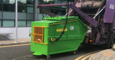 LSM P6 Packer Entleeren der Materialien aus dem geschlossenen Behälter in das REL-Fahrzeug